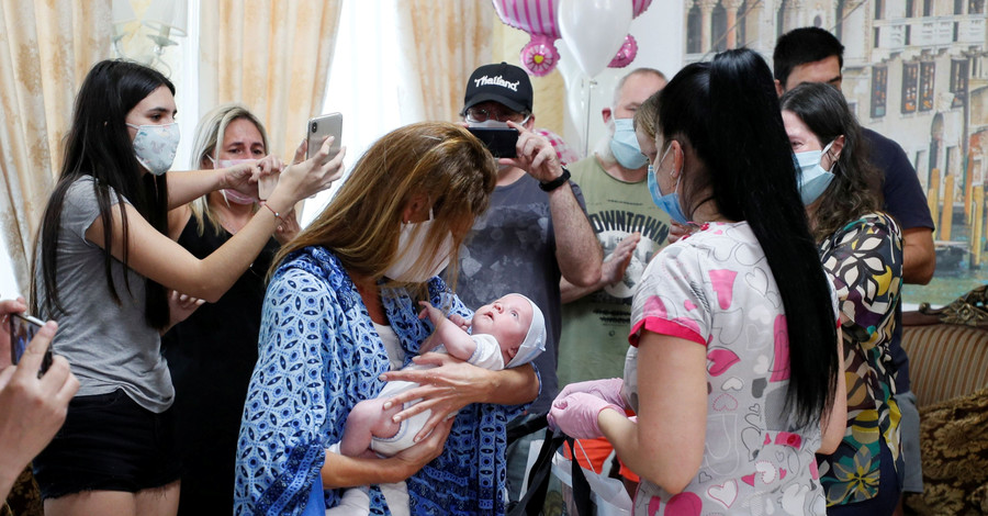 Младенцев, которых родили суррогатные матери в Украине, отдали родителям