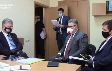 ГБР показало видео, на котором Порошенко пытаются зачитать подозрение