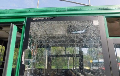 Киевлянин не влез в троллейбус, выбил камнем стекло и разбил голову пассажирке 