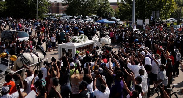 В США похоронили убитого полицейским афроамериканца Джорджа Флойда