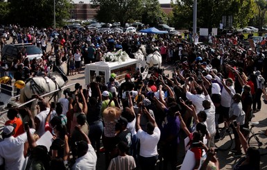 В США похоронили убитого полицейским афроамериканца Джорджа Флойда