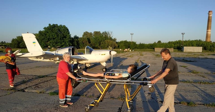 В харьковскую больницу самолетом доставили ребенка с травмой головы