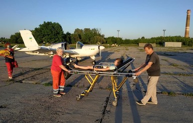 В харьковскую больницу самолетом доставили ребенка с травмой головы