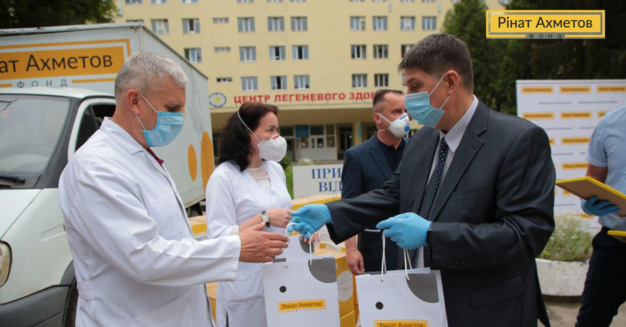 Фонд Рината Ахметова передал государственным больницам большую партию суперсовременных аппаратов ИВЛ  