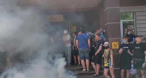 В Киеве активисты, поддерживающие Стерненко, устроили силовые столкновения