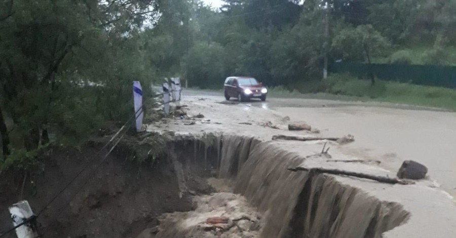 В Черновицкой области в результате наводнения размыло дороги в нескольких селах