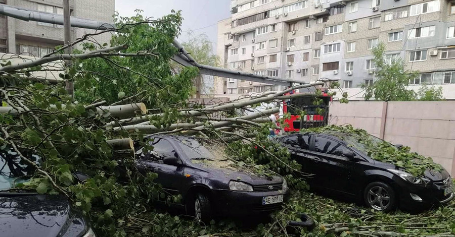 По Днепру пронеслась непогода: разбиты 18 машин, без света - 1700 абонентов