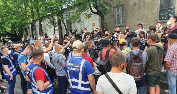 Под зданием суда в Киеве, где избирают меру пресечения Стерненко, снова произошла потасовка