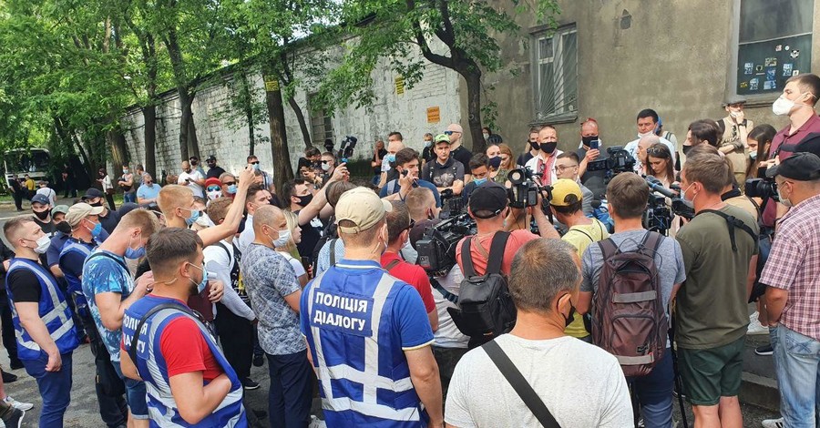 Под зданием суда в Киеве, где избирают меру пресечения Стерненко, снова произошла потасовка