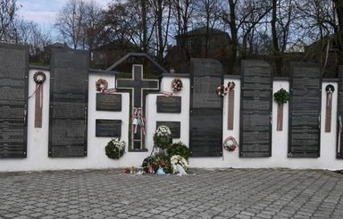 Кулеба осудил вандализм в Мемориальном парке Свалявы - важном месте для украинских венгров