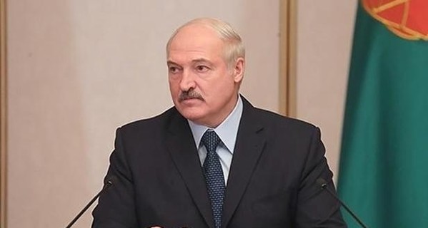 Лукашенко передал Зеленскому и его жене белорусские вышиванки