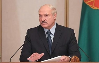 Лукашенко передал Зеленскому и его жене белорусские вышиванки