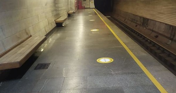 В киевском метро мужчина ранил себя в живот и убежал в туннель