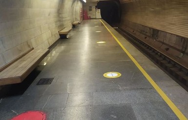 В киевском метро мужчина ранил себя в живот и убежал в туннель