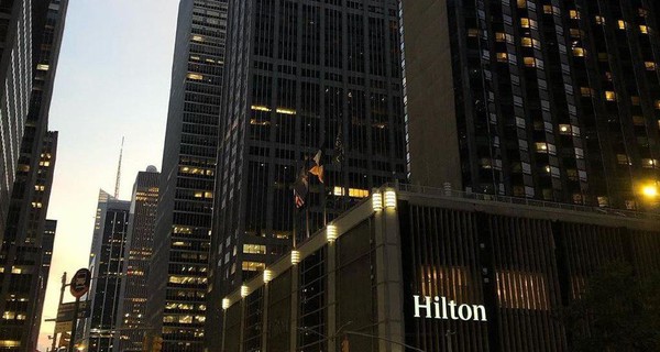 Сеть отелей и курортов Hilton сократит 22% сотрудников по всему миру