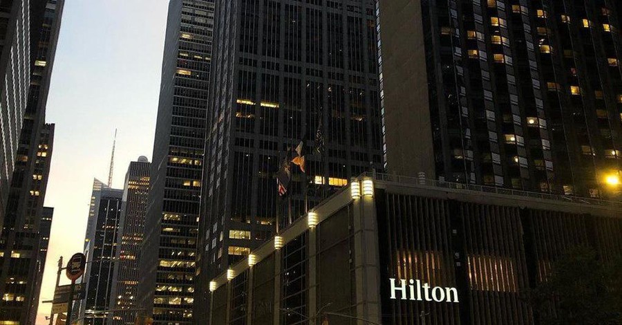 Сеть отелей и курортов Hilton сократит 22% сотрудников по всему миру