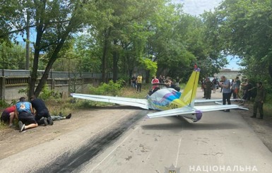 В Одессе неподалеку от аэропорта упал самолет, погибли двое пилотов