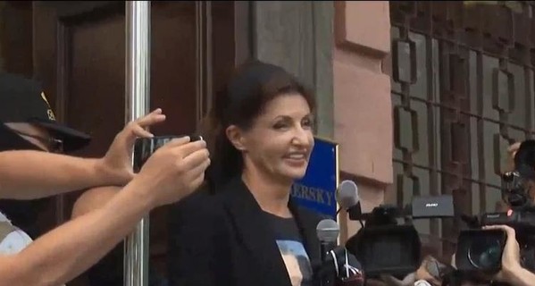 Марина Порошенко пришла в суд поддержать мужа в футболке с его фото 
