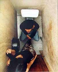 Священник пытался соблазнить милиционера в общественном туалете 