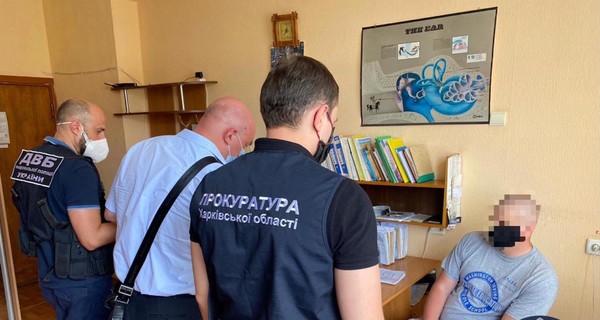 В Харькове вручили подозрение двум полицейским, которые продавали наркотики и отбирали телефоны 