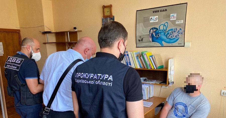 В Харькове вручили подозрение двум полицейским, которые продавали наркотики и отбирали телефоны 