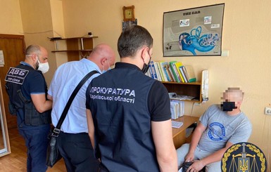 В Харькове вручили подозрение двум полицейским, которые продавали наркотики и отбирали телефоны 