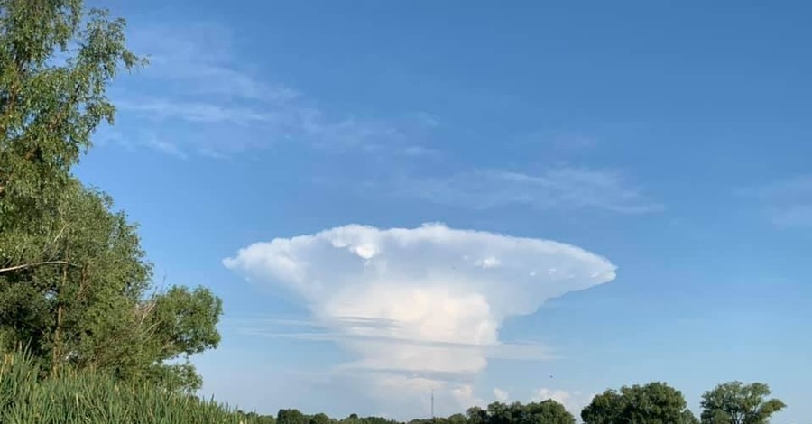 В Украине видели удивительное облако, похожее на гигантский НЛО