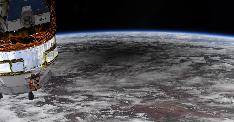 NASA показали тень на Земле во время затмения