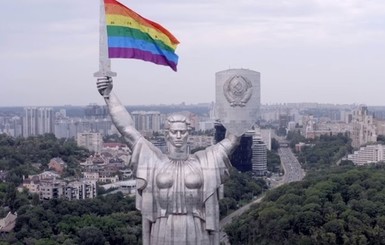 В киевском музее заявили, что повесить флаг ЛГБТ на Родину-мать технически невозможно