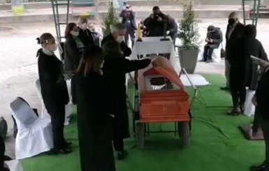 В Чили президента раскритиковали за нарушение карантина на похоронах умершего от коронавируса дяди