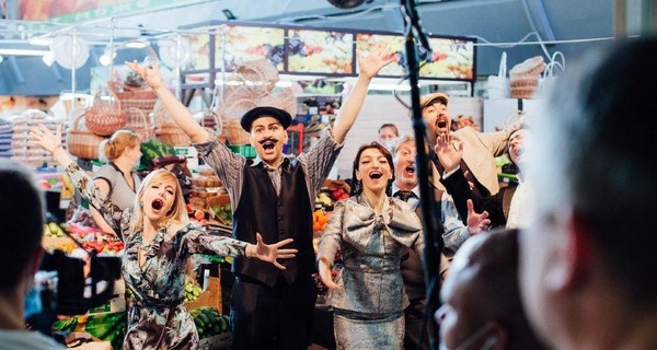 Артисты Киевской детской оперы пришли петь на Житний рынок: 