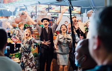 Артисты Киевской детской оперы пришли петь на Житний рынок: 