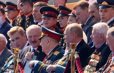 Парад в Москве: Лукашенко приехал с сыном, а у Жээнбекова в делегации оказались заболевшие коронавирусом
