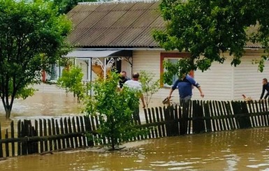 Наводнение на Буковине: на место вылетели Шмыгаль и Аваков  