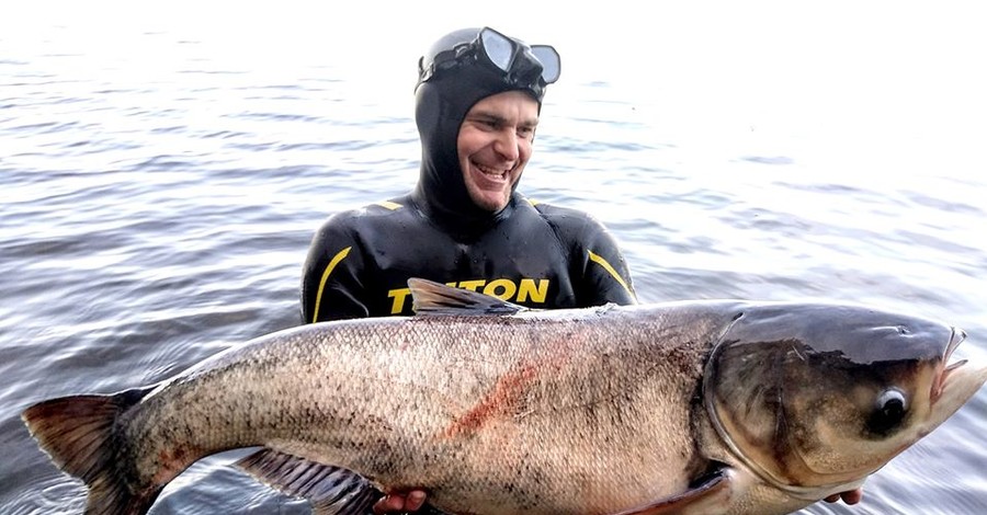 Днепровский рыбак поймал толстолобика размером с человека