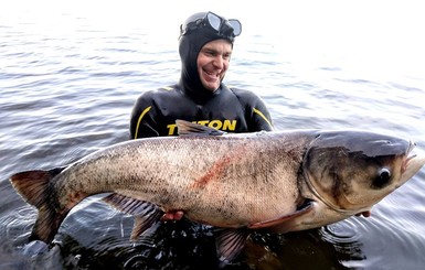 Днепровский рыбак поймал толстолобика размером с человека