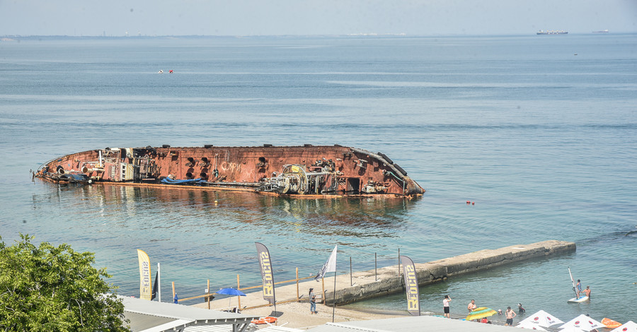 У одесских берегов до сих пор лежит затонувший танкер Delfi