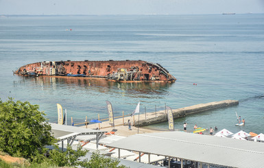 У одесских берегов до сих пор лежит затонувший танкер Delfi