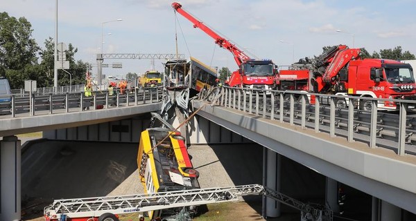 В Польше с моста слетел автобус с пассажирами: есть погибший