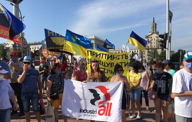 Под Кабмином протестуют против Шкарлета, под Радой - против закона о труде и за отставку Третьяковой