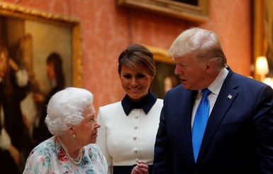 Дональд Трамп и королева Елизавета II пообщались по телефону