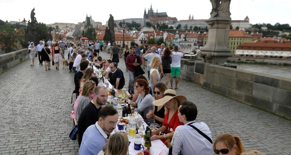 В Праге на Карловом мосту устроили массовый пир - прощание с коронавирусом
