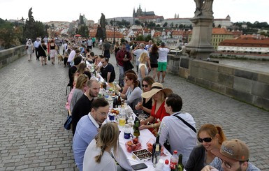В Праге на Карловом мосту устроили массовый пир - прощание с коронавирусом