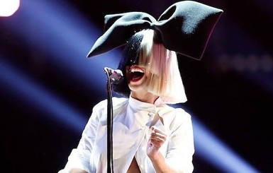 Певица Sia стала бабушкой двойни и рассказала о личной жизни сына