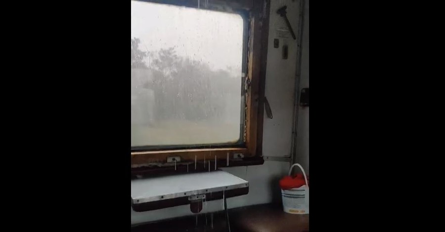 Пассажиры поезда Апостолово - Херсон показали ливень внутри вагона