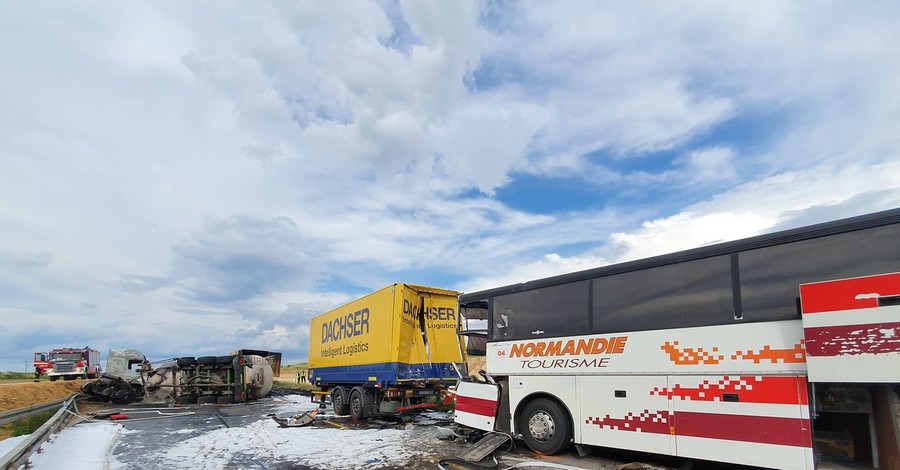 Пассажирский автобус из Тернополя попал в аварию с двумя грузовиками в Польше