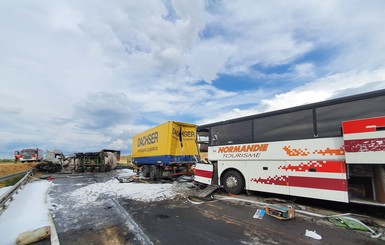 Пассажирский автобус из Тернополя попал в аварию с двумя грузовиками в Польше