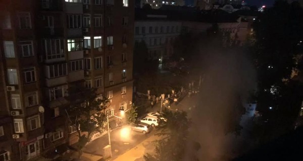 В Киеве посреди улицы забил фонтан высотой в 6 этажей