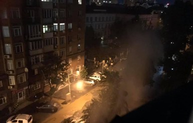 В Киеве посреди улицы забил фонтан высотой в 6 этажей