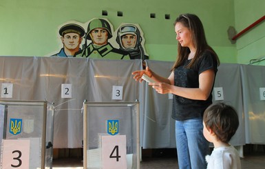 Депутат Качура показал образец нового бюллетеня для местных выборов